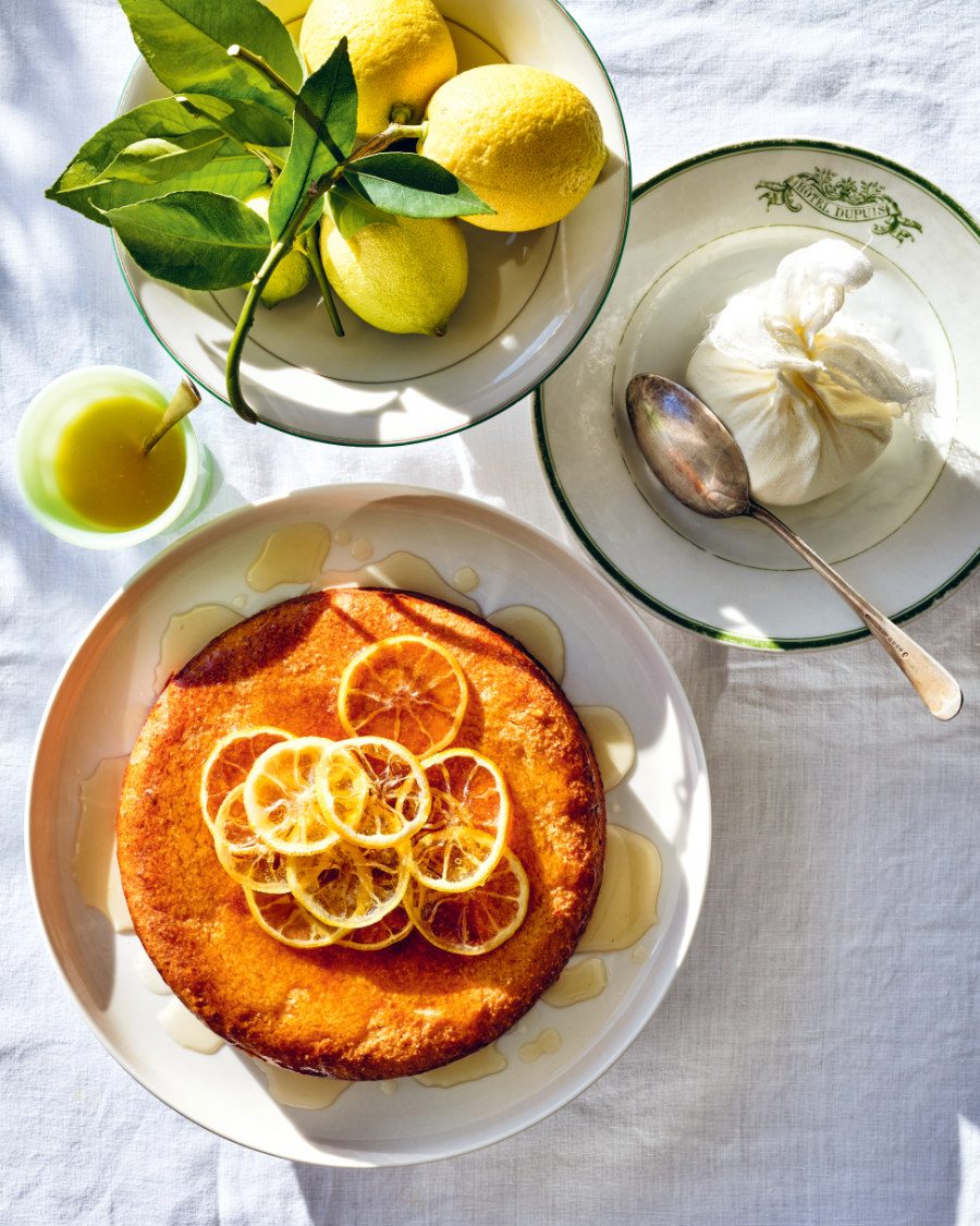 Mit Donnas "Zesty Whole Lemon Cake" lässt sich der Sommer noch ein bisschen verlängern. Foto © Chris Court/AT Verlag