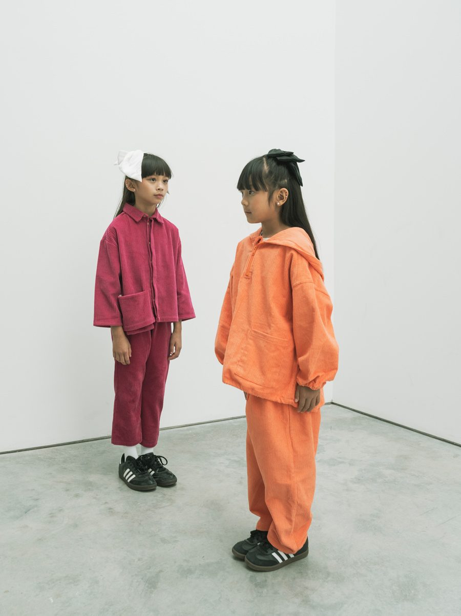 Faye trägt einen Cord-Anzug von BONNIE & THE GANG, Koko eine Loose-Fit-Version von SMALLER EXPLORER. Cool dazu: ADIDAS Samba Sneaker, Socken von COLLÉGIEN
