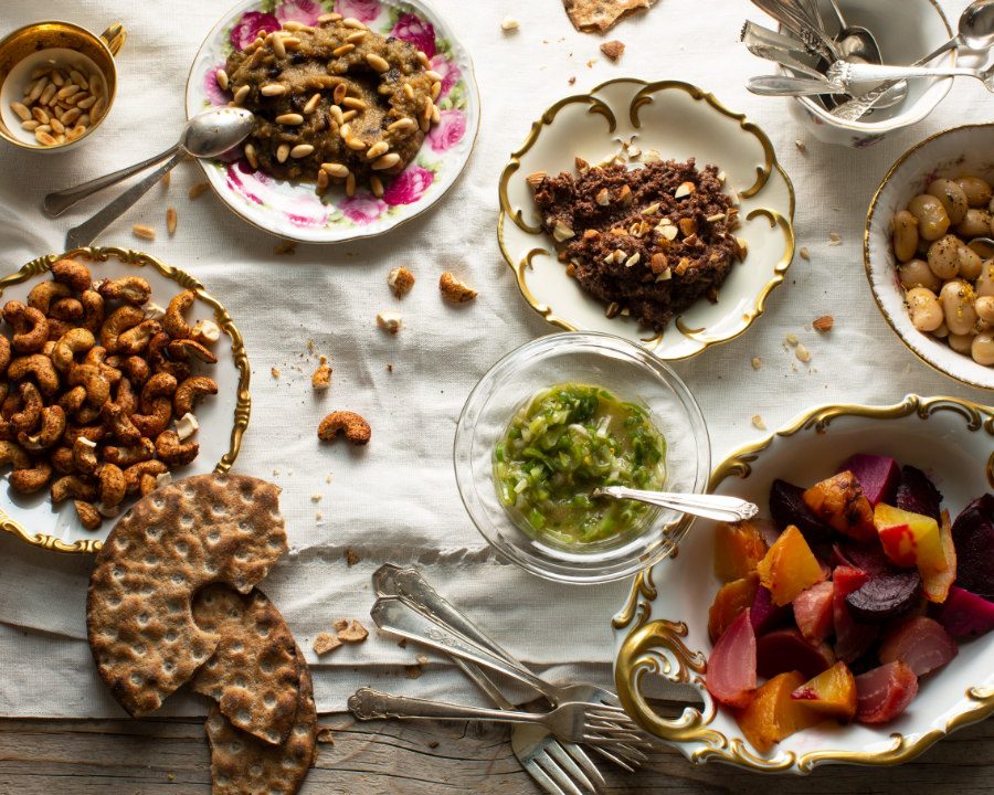 Vegane Tapas wie Auberginen-Kaviar oder Ofen-Bete mit Wasabi-Dip sind die Stars in geselliger Runde. Foto © Joerg Lehmann 