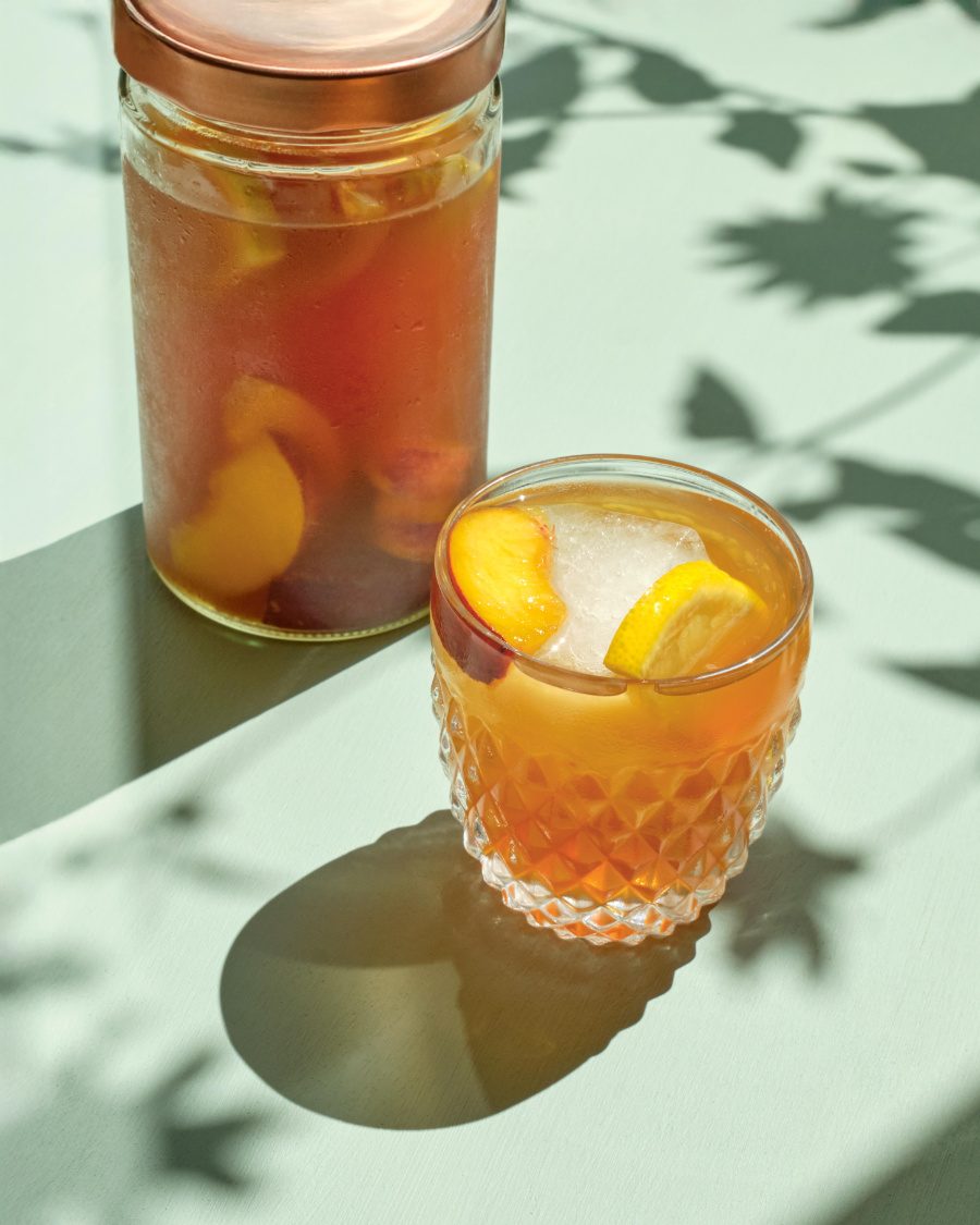 Unprätentiös, aber vollaromatisch: Earl-Grey-Eistee mit Pfirsich lässt Südstaaten-Feeling aufkommen © Vanessa Maas/Brandstätter Verlag