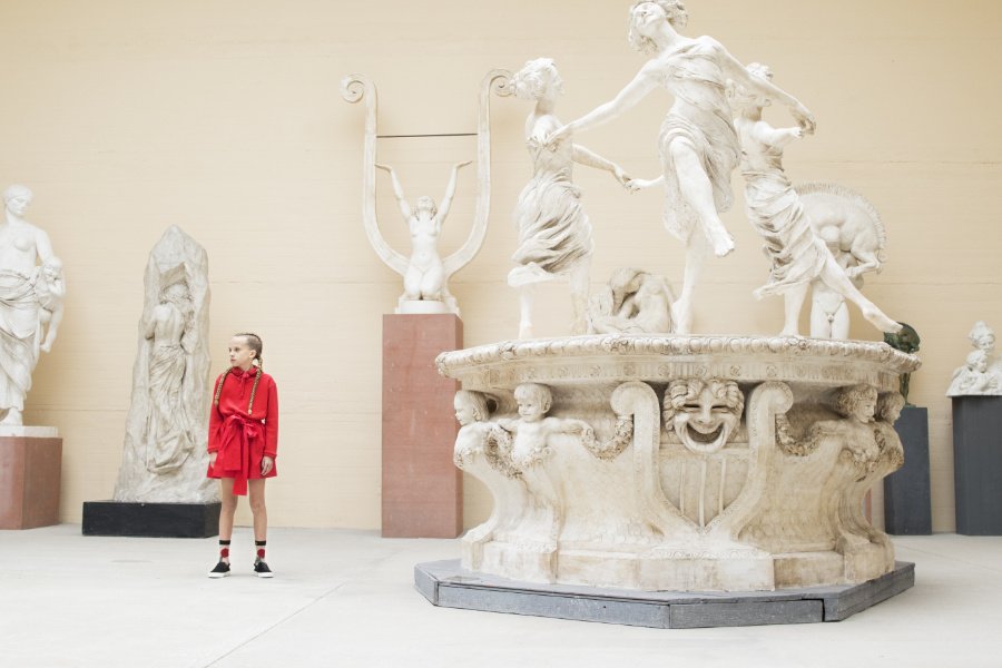 Mode und Kunst aus Skandinavien: im Rudolph Tegner Museum kommt der leuchtend rote Look von Christina Rohde gut zur Geltung