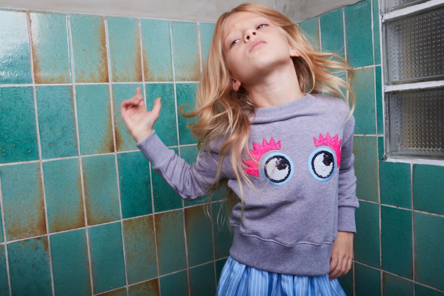 Die Belgier lieben Comics über alles: das weiß auch Anne Kurris und zeigt für SS18 einen Sweater mit aufgestickten Comic-Augen
