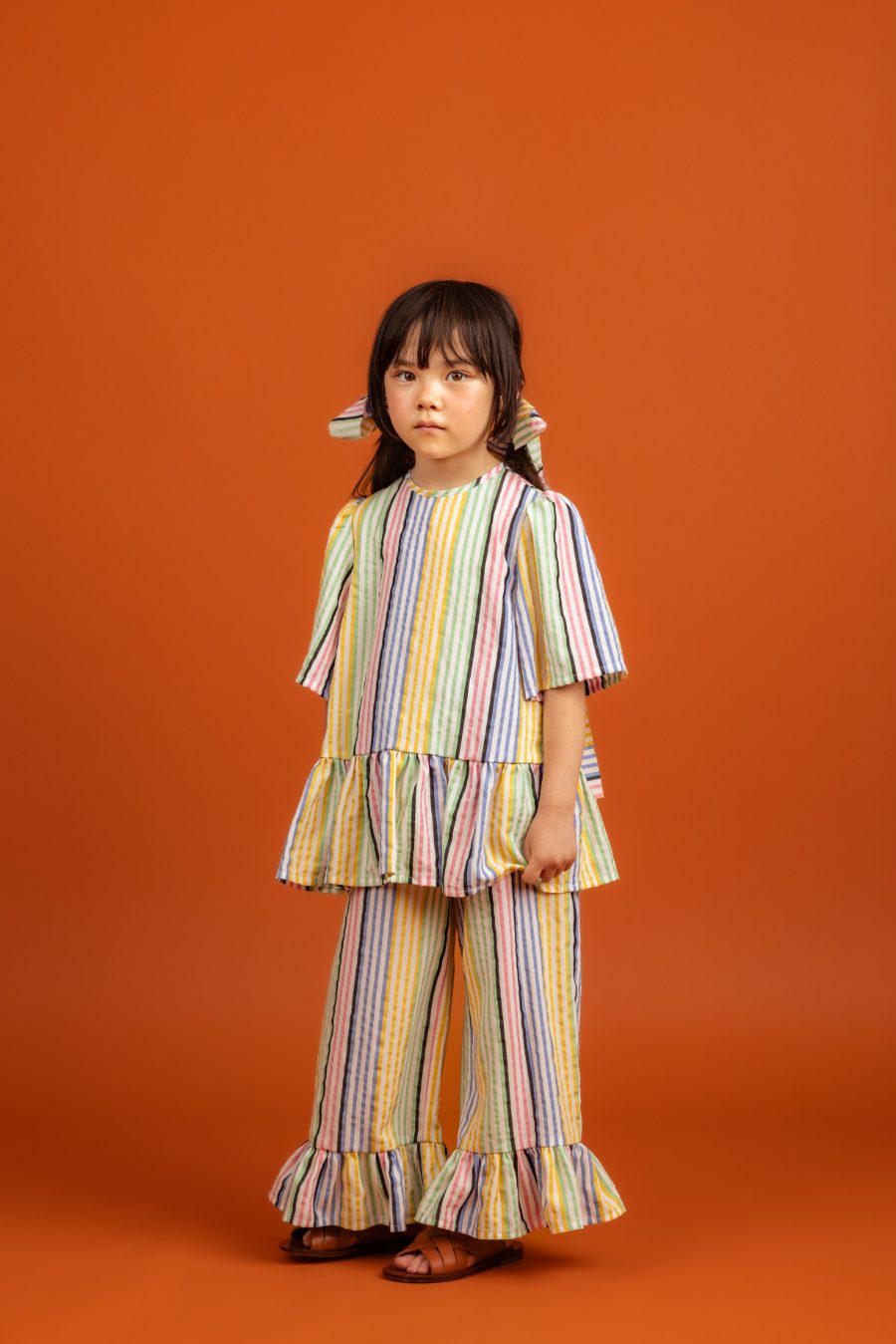 Bunt wie ein Bündel Trinkhalme, luftig wie eine Meeresbrise: das Mila Ensemble aus seidigem Tencel © Filips Smits