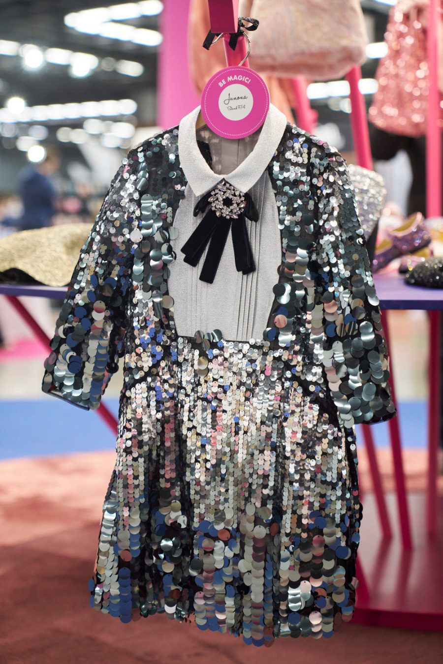Paco und Coco, in einem Kleid vereint: Bei JUNONA treffen Rabannes Metallplättchen auf die schwarze Chanel-Schleife © AKAstudio-collective