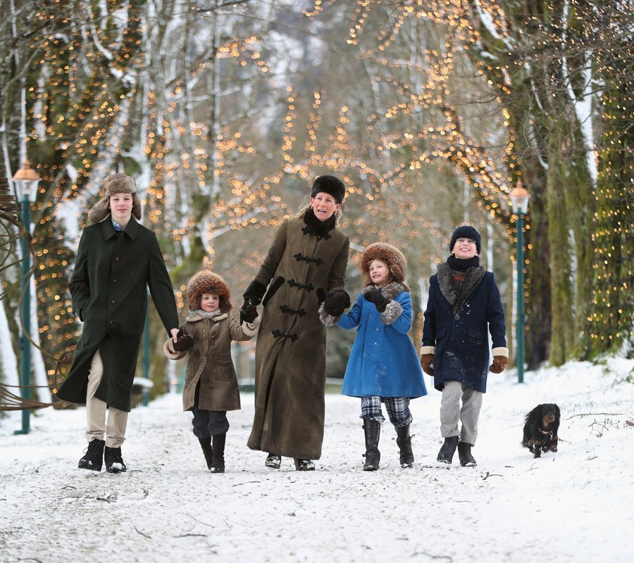 Weihnachtlich unterwegs: Prinzessin Elisabeth mit vier ihrer fünf Kinder © Franz Neumayer, Salzburg