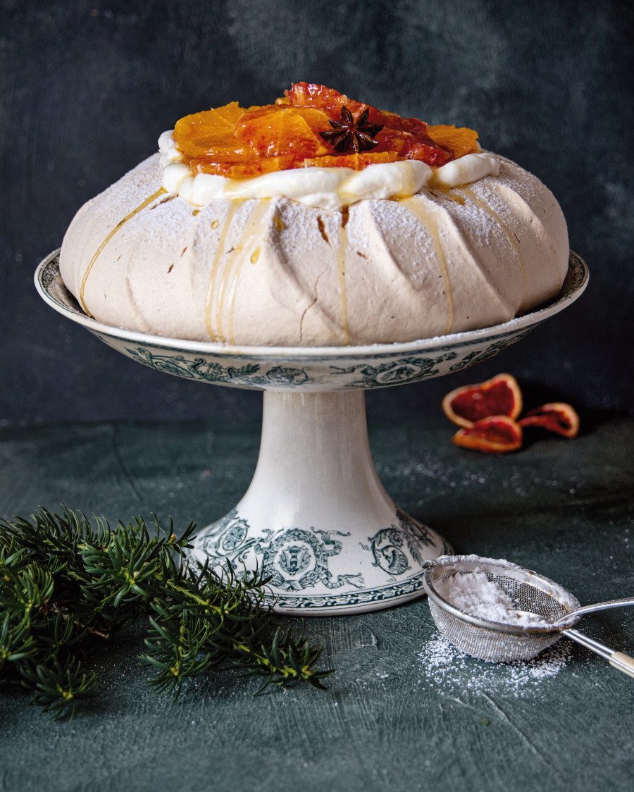 Süße Klassiker wie diese Winter-Pavlova sind herzerwärmender Trost, wenn draußen die weiße Pracht auf sich warten lässt