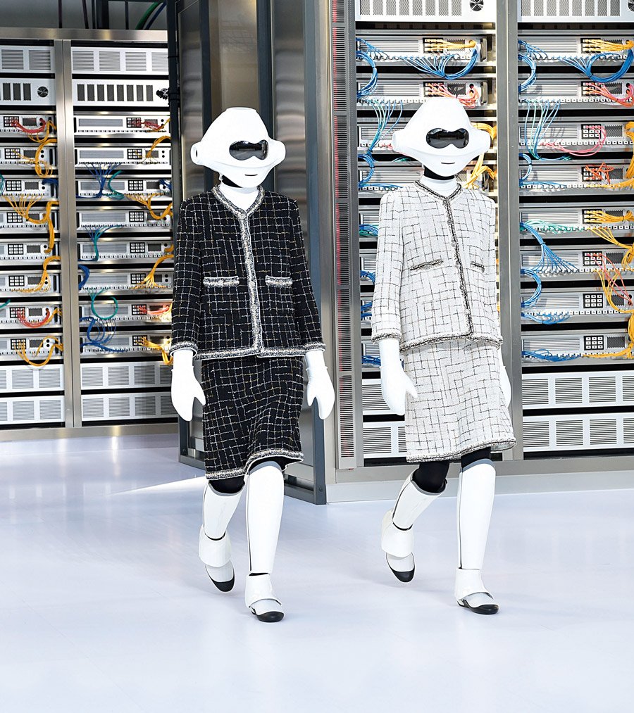 Das Chanelkostüm ist zeitlos und so wird es in einer unbekannten Zukunft auch von Robotern gerne getragen! © Prestel Verlag