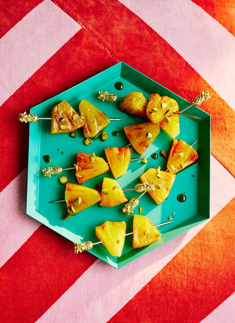 Da spießen wir gerne rum: gegrillte Ananas in Gewürzhonig mit Pistazientopping. Foto © Katrin Winner