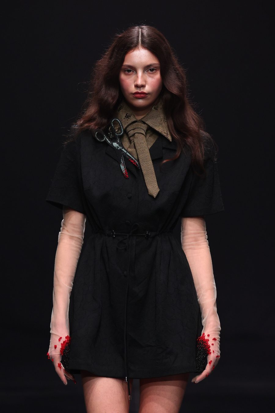 Dannys Daumenlutscher-Look mit Statement-Handschuhen © Sebastian Reuter/Getty Images for Danny Reinke