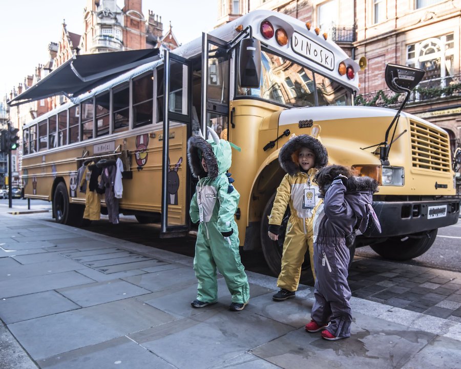 DINIOSKI, die britische Luxusskimarke für Kinder, feierte den Launch der ersten Linie in den Straßen Londons