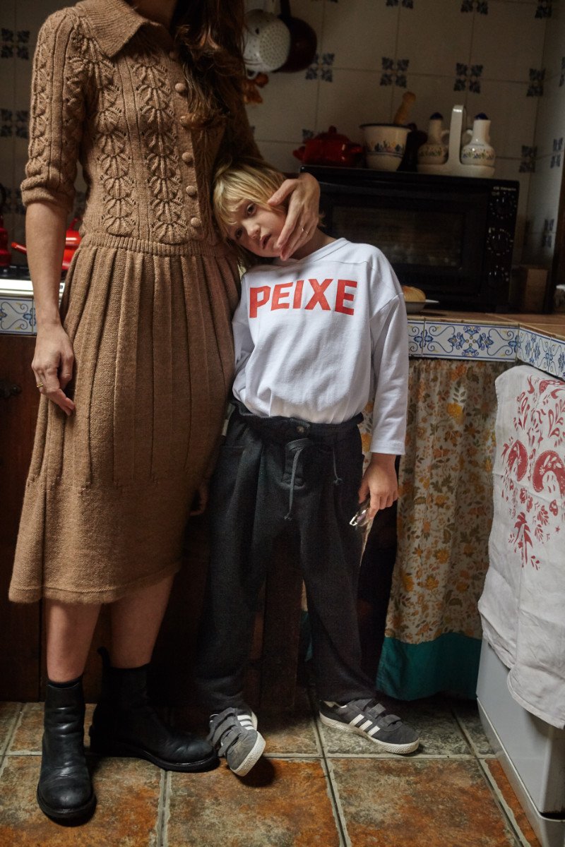 Auf ein entspanntes Fest: Im Strickkleid und Oversized-Shirt von FISH & KIDS lassen sich die Feiertage relaxt angehen