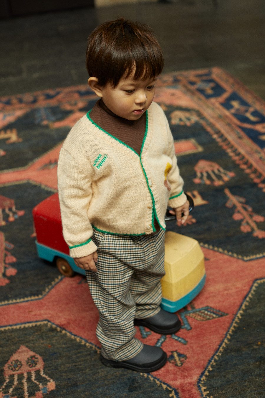 Von wegen alter Opa! Strickjacke und Karohose sind essentiell für ein trendiges Herbstoutfit wie hier bei GINGERSNAPS