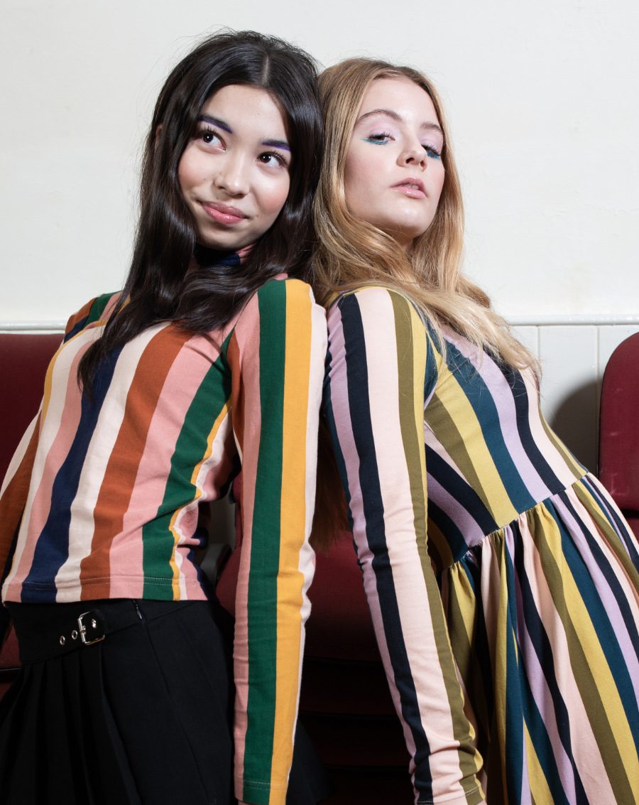 Swinging London Vibes 2024: Nina & Fran in THE MIDDLE DAUGHTER Archive, Ninas Falten-Minirock ZARA