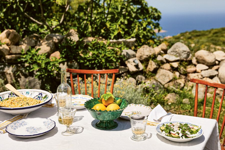 Letitias Sommer-Tavolata: mediterranes Lebensgefühl ganz im Zeichen der Zitrone. Foto © Charlotte Bland/ZS Verlag