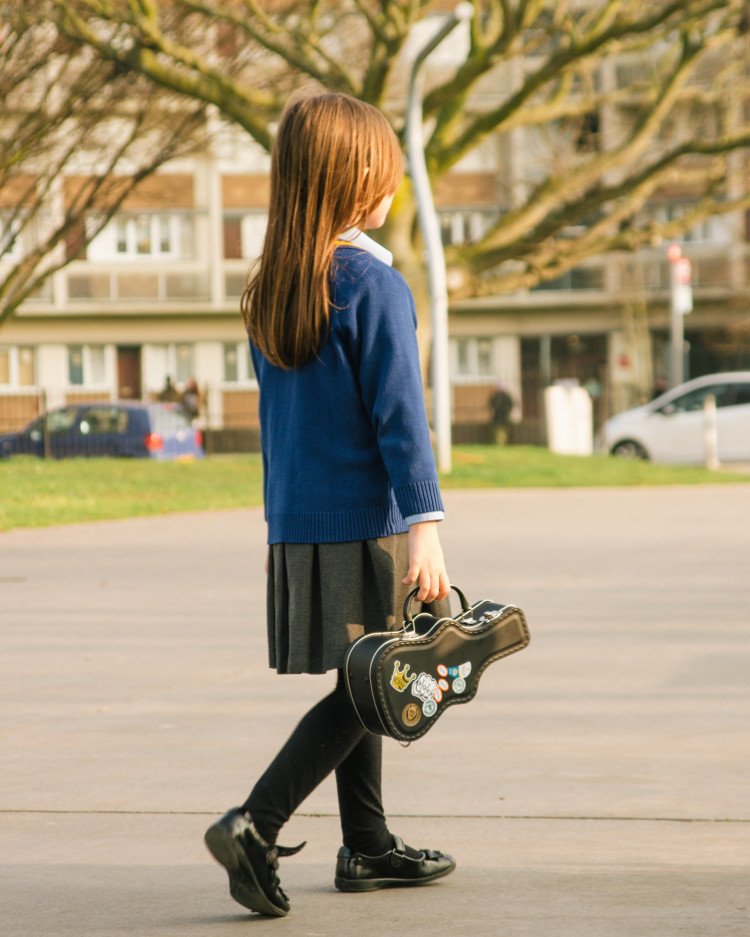 Carry sandwiches like a rock star! Die Guitar Case Lunch Box lässt brave Schuluniformen rougher erscheinen