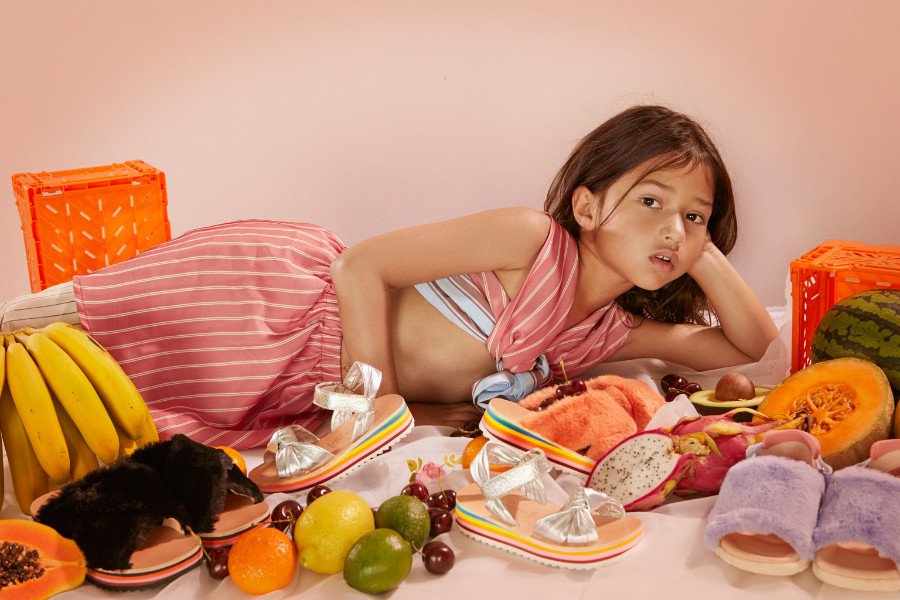 Zum Anbeißen schön: Sandalen für Kinder von Maison Mangostan – knuffig, prall und fruchtig. © Carmen Ordoñez