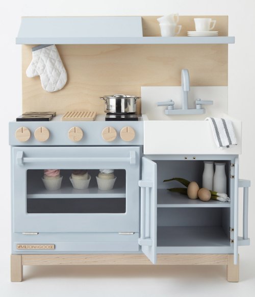 Ein Traum in Pastell: die Classic Play Kitchen von Milton & Goose bringt amerikanisches Wohnflair ins Kinderzimmer.