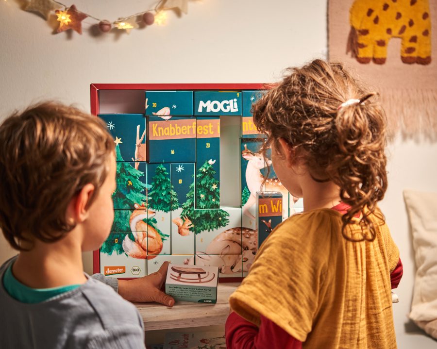 Erst eins, dann zwei, ... Der Bio-Adventskalender von MOGLi ist gut gefüllt mit Bastelspaß und nachhaltigen Snacks