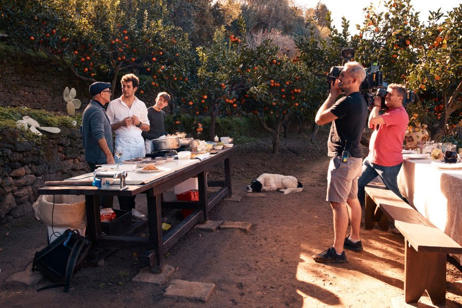 Da kann selbst ein Stanley Tucci noch was lernen: passionierte junge Sizilianer am Herd © National Geographic/Matt Holyoak
