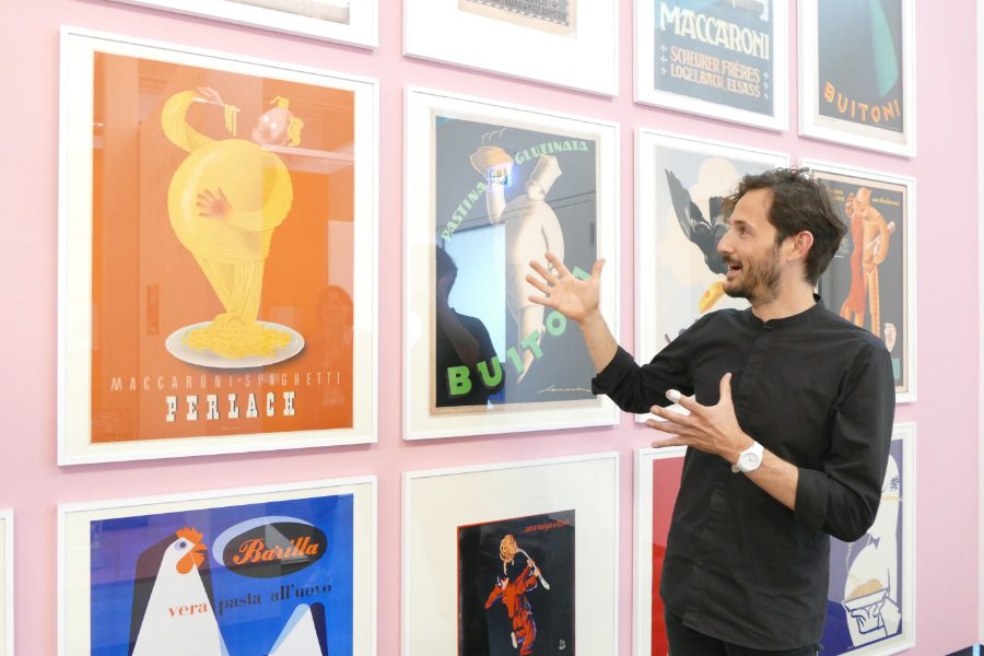Dr. Linus Rapp führt durch die Ausstellung "al dente. Pasta & Design" im HfG-Archiv Ulm © Alina Kruglova