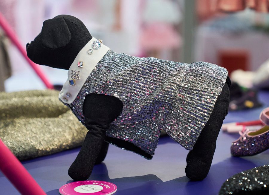 Fiffi funkelte in Florenz: Die italienische Brand MARTA DOG CLOSET präsentierte ihre Swiftie-Rüstung auf der Be Magic!-Piazza © AKAstudio-collective