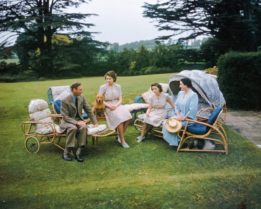 "Wir vier" & ein Corgi, Juli 1946: Garden Glory bei den Royals © Hulton-Deutsch Collection/CORBIS/Corbis/Getty Images/Courtesy TASCHEN