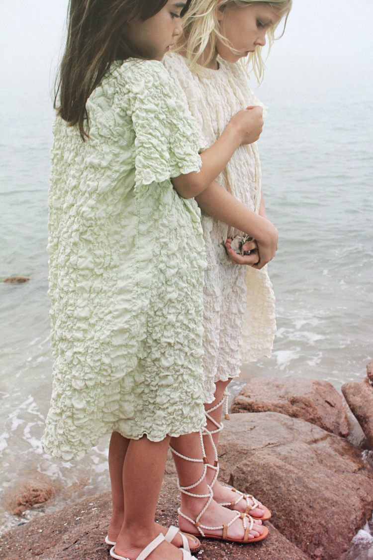 Asiatisch anmutende Avantgarde Mode mit einem Hang zu bequemen Oversize-Schnitten