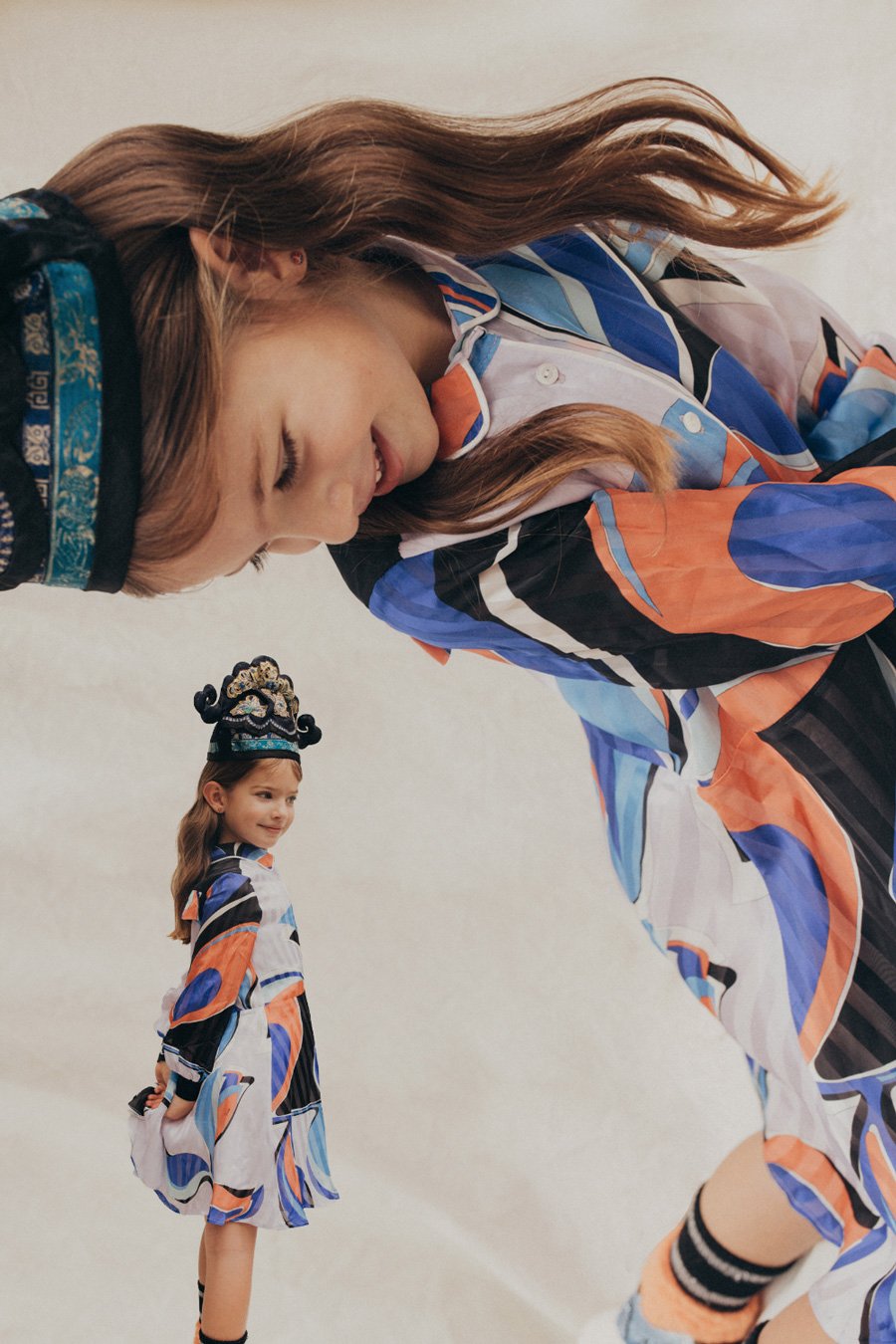 Live in dreams, Sunday Girl: Cloe tagträumt in einem Kleid von EMILIO PUCCI, Socken ALTO MILANO