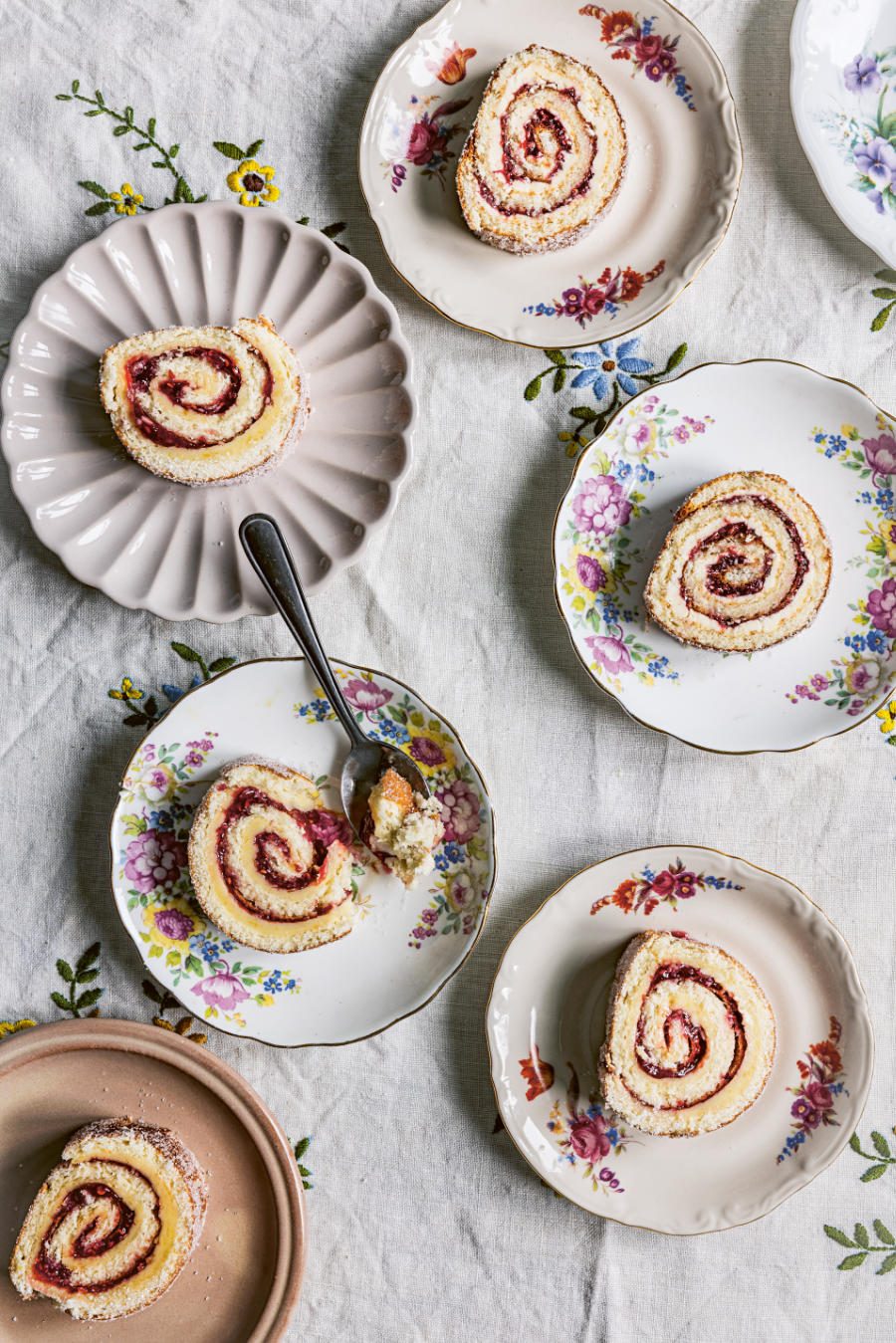 Darf beim Kaffeekränzchen à la Pippi nicht fehlen: Rulltårta, gefüllt mit Buttercreme und Konfitüre. Foto © Lina Eidenberg Adamo/Oetinger Verlag