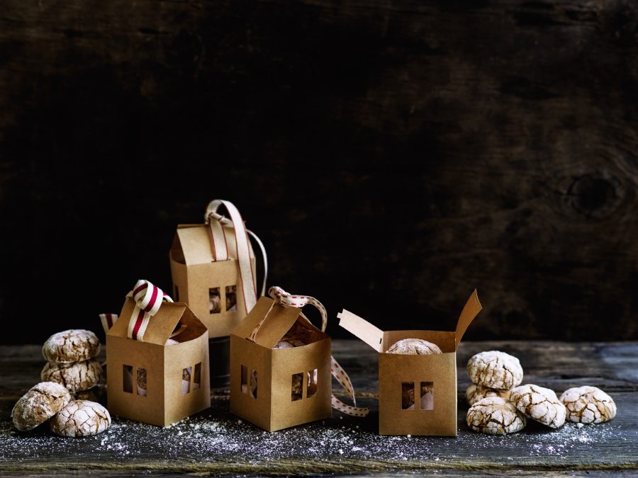 Gebräunte Butter-Kekse mit einer Puderzucker-Schneeschicht: Wer wäre jetzt nicht gerne ein "Häusle-Besitzer"? Foto © William Meppem/AT Verlag
