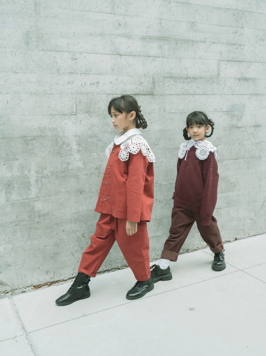 Wenn Granny den Minimalismus pimpt: Die Häkel-Kragen brechen die coolen Unisex-Looks. Oxford Schuhe von RONDINELLA, Socken von COLLÉGIEN