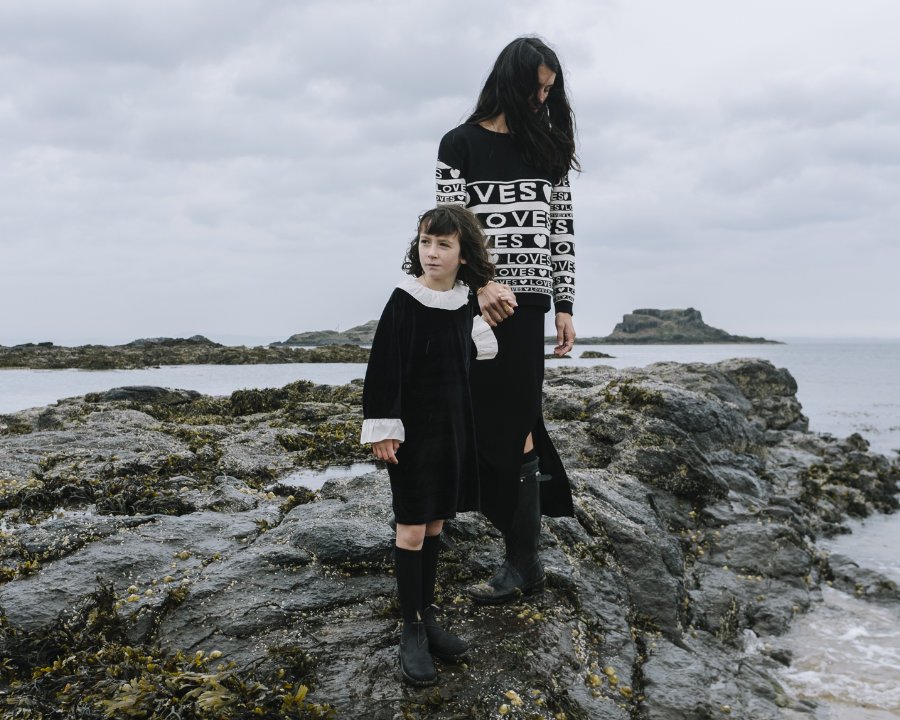 We walk along the Yellowcraig Beach: inmitten dieser malerischen Kulisse wurden die Herbst-Looks von Beau Loves in Szene gesetzt