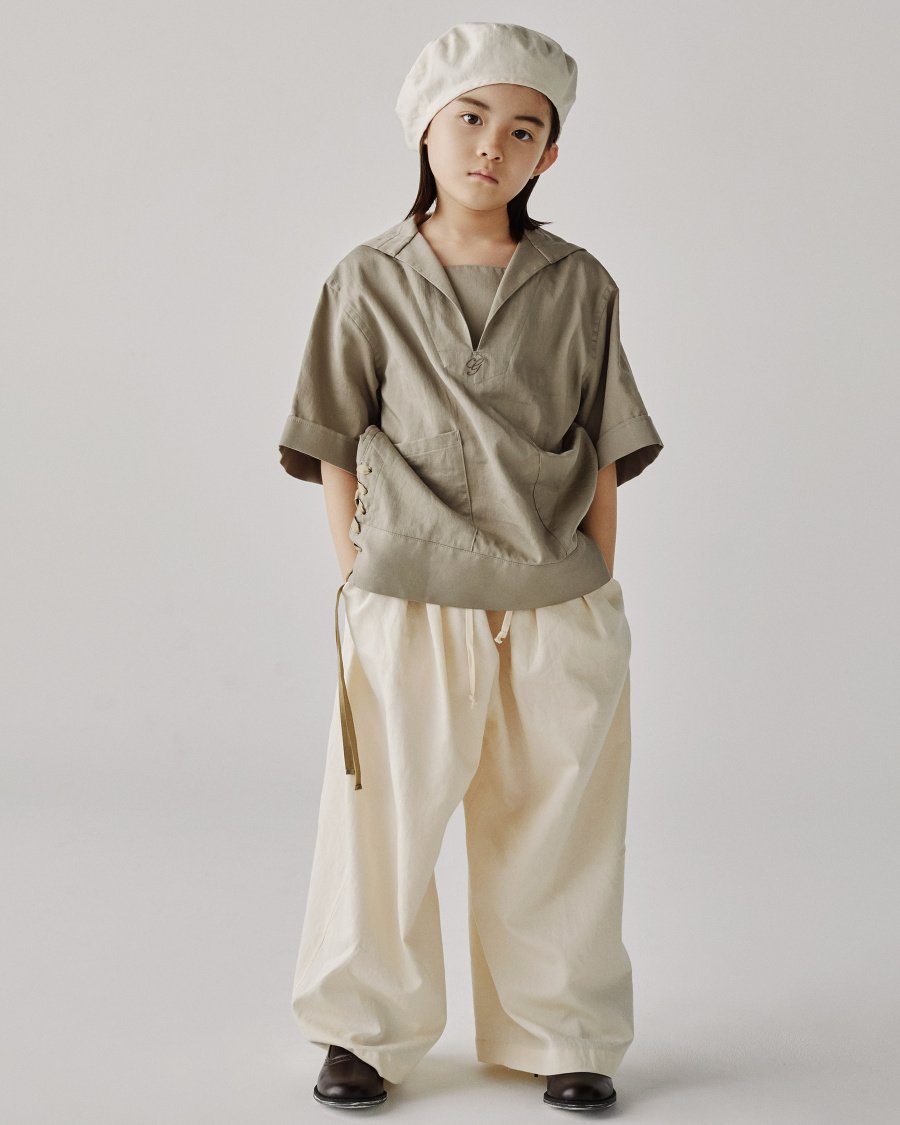 Zeitlose Eleganz, keine Mode, die Trends hinterher hechelt: der Sailor Look von GRIS für SS20