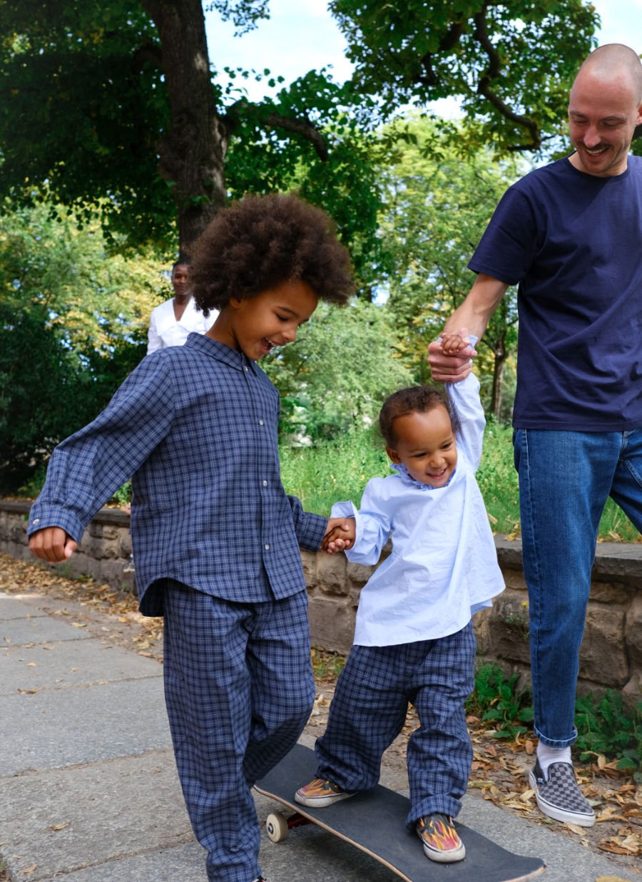 Fairspielt: Sohn Leone in einem Unisex-Ensemble aus der neuen IVY & OAK-Linie für nachhaltige Kinderkleidung
