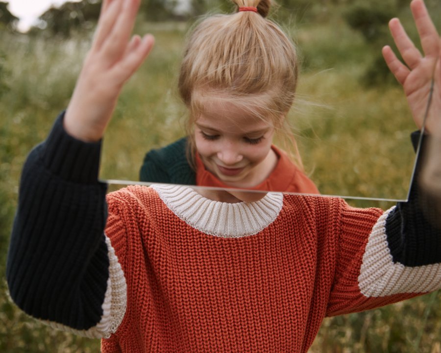 Elementar im Herbst: nachhaltige Basics, wie der Chunky Sweater im Colour Blocking Design von LMN3