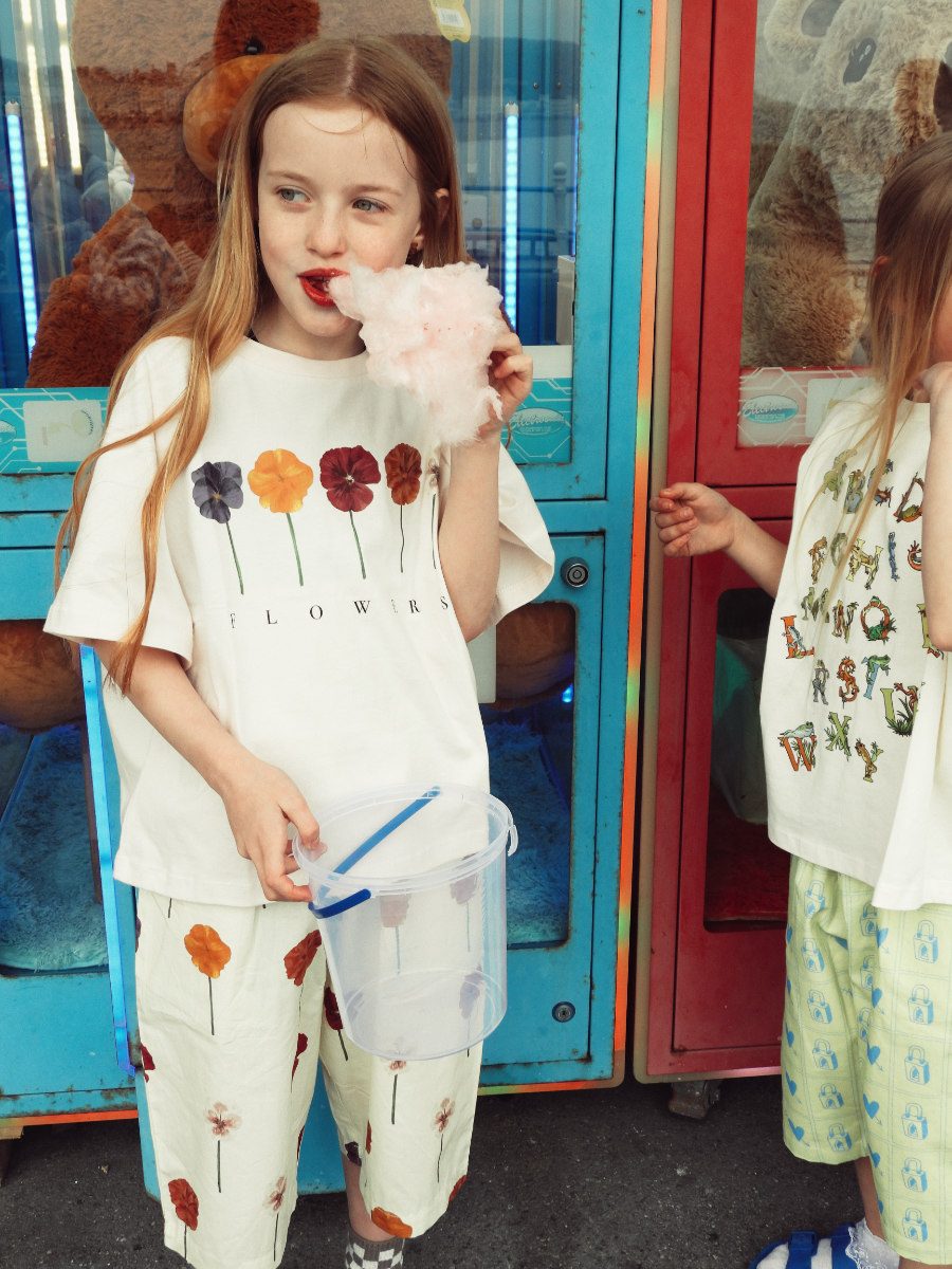 Amelia: T-Shirt und Hose von SAUCE MINI, Socken mit Schachbrettmuster von ZARA. Jessica: T-Shirt und Hose von SAUCE MINI, Spitzensöckchen MODEL’S OWN, Sandalen von MARKS & SPENCER