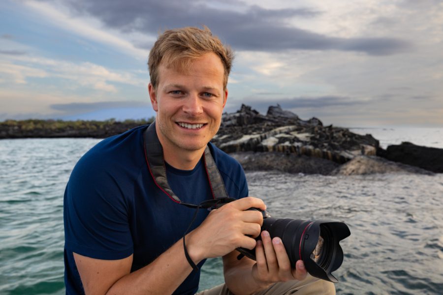 "Wildlife Paparazzo" Bertie Gregory kam den Pinguinen auf den Galapagosinseln so nah wie noch nie © National Geographic/Zubin Sarosh