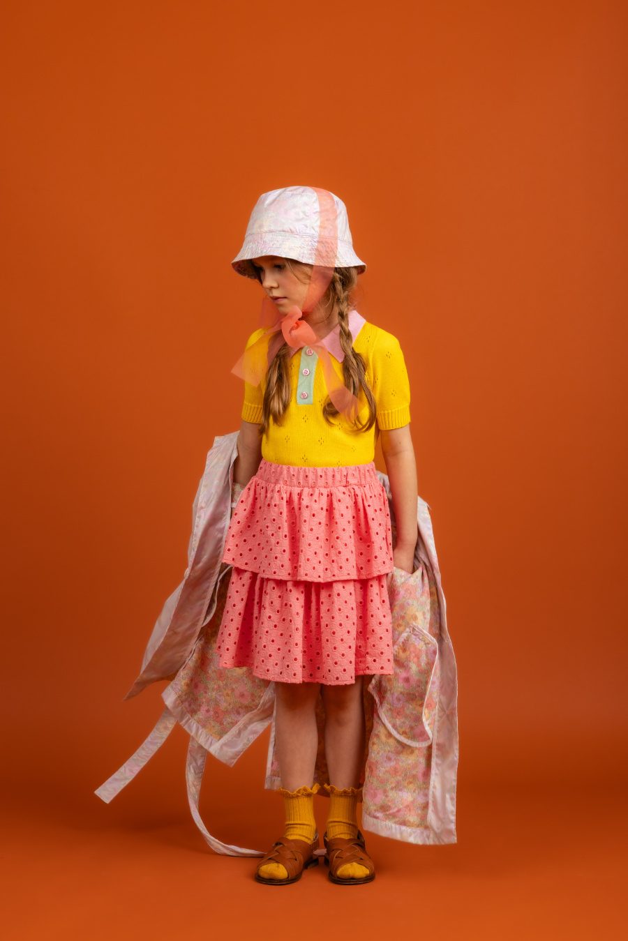 Fehlt nur noch eine Kinokarte: Der ultimative Wes Anderson-Look von PAADE MODE glänzt durch seinen spannenden Materialmix © Filips Smits