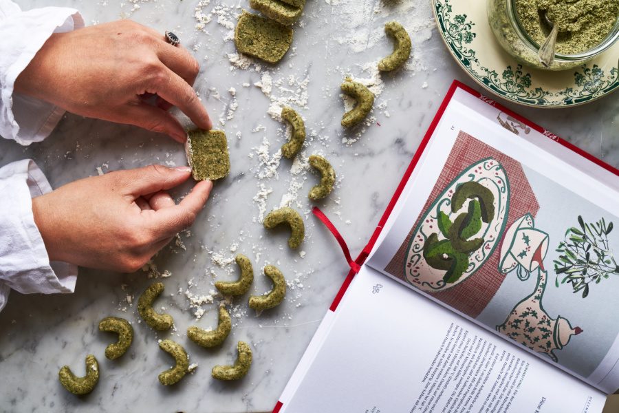 Kürbiskerne geben den Ton an: die klassischen Kipferl diesmal in der Weihnachtsfarbe Grün © Melina Kutelas/Brandstätter Verlag