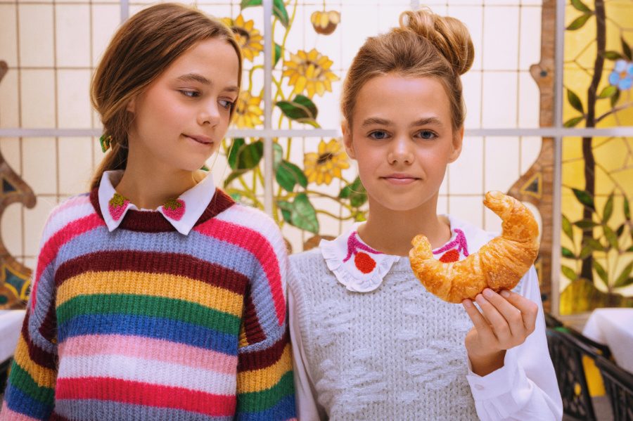 Alma: Bluse von COMPAÑÍA FANTÁSTICA MINI, Pullover von THE NEW SOCIETY, Haarspange von REPOSE AMS. Smilla: Bluse von COMPAÑÍA FANTÁSTICA MINI, Pullunder von MANGO. Fotos © Valentyna Pugachova