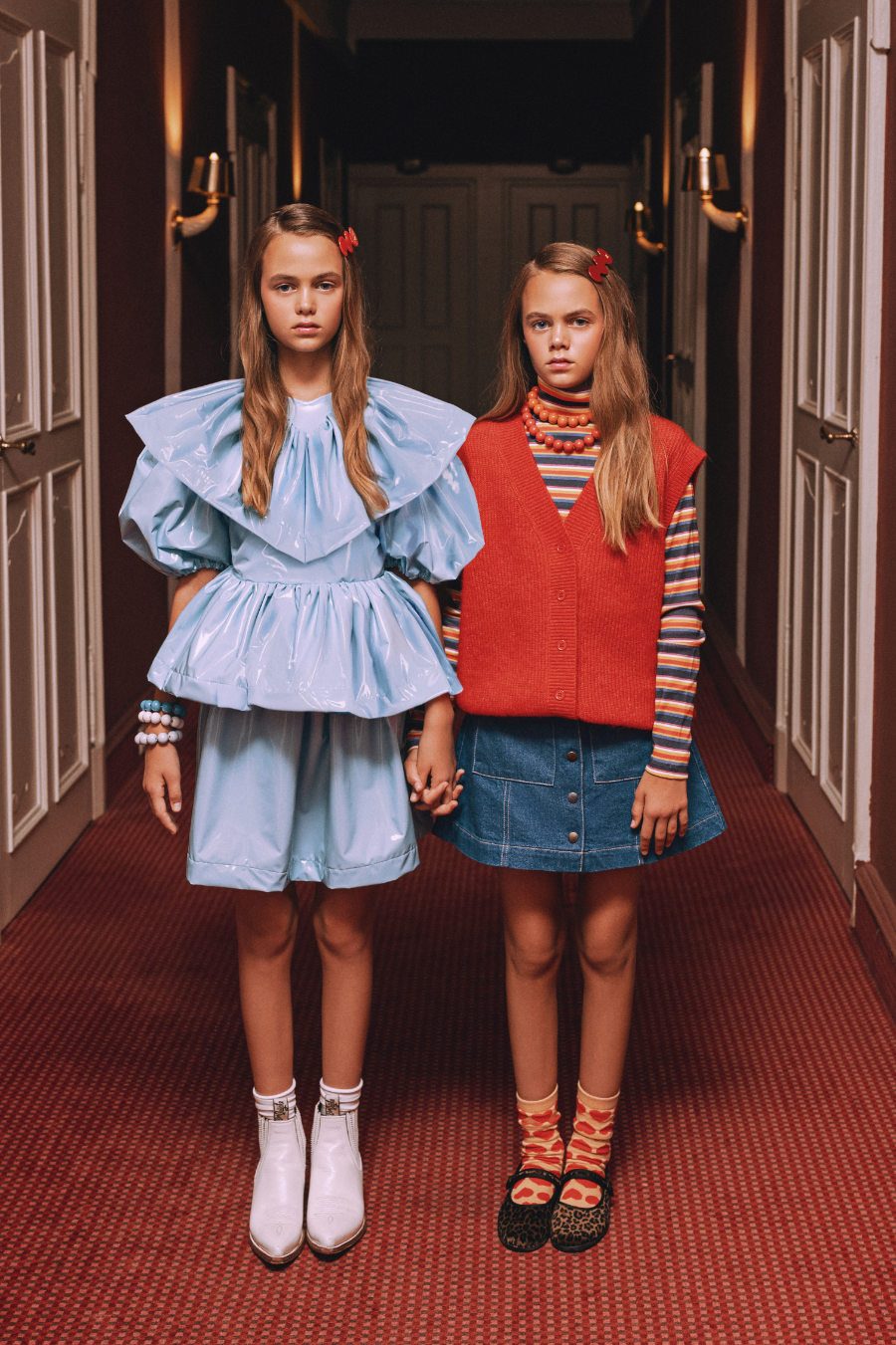 Alma: Kleid von CAROLINE BOSMANS, Socken von FALKE, Boots von GABRIEL ET VALENTIN, Armbänder von MAMARADSCHA. Smilla: Strickweste, Ringel-Shirt, Rock und Socken von REPOSE AMS, Mary Janes von HERMOSILLA, Ketten von MAMARADSCHA. Haarspangen von REPOSE AMS. Foto © Valentyna Pugachova