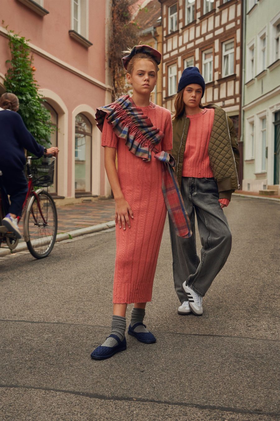 Smilla: Strickkleid von MARNI, Schärpe und Scrunchie von PAADE MODE, Socken von FALKE, Mary Janes von MANGO. Alma: Bomberjacke von MM6 MAISON MARGIELA, Pullover von MARNI, Jeans von MOLO, Samba Sneaker von ADIDAS ORIGINALS, Beanie von THE NEW SOCIETY. Foto © Valentyna Pugachova
