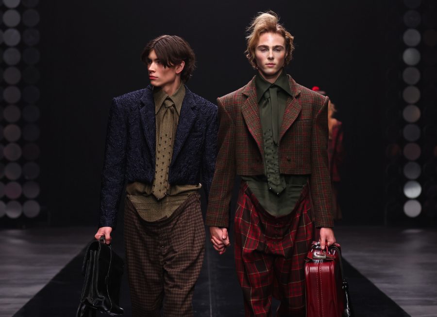 Biedermeier trifft Punk: mit Killernieten auf der Krawatte und hängenden Hosen © Sebastian Reuter/Getty Images for Danny Reinke