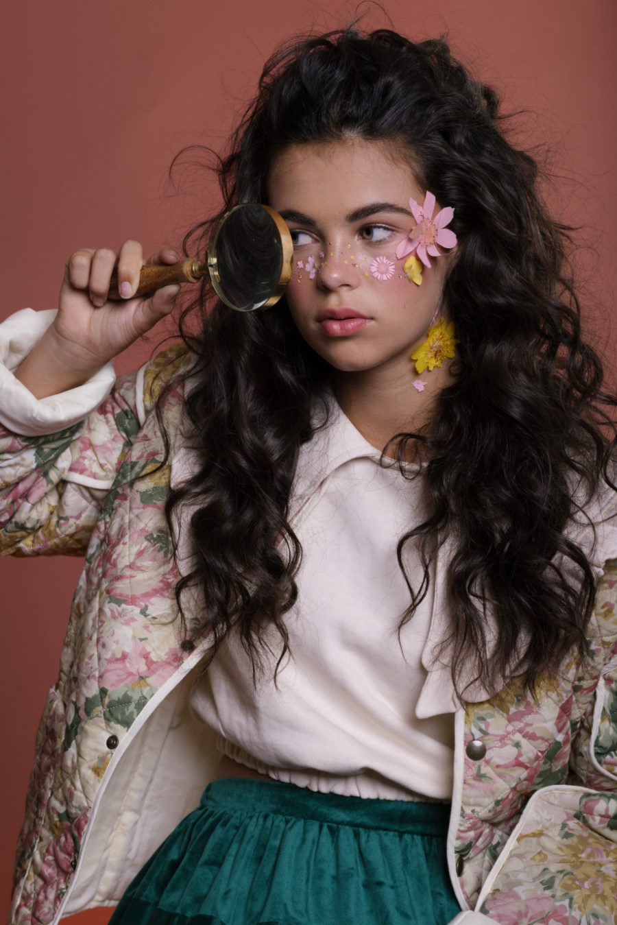 Lupenreiner Cottagecore-Look: Myah in einer floralen Steppjacke von THE ANIMALS OBSERVATORY, Top mit Kragen von FUN & FUN, Samt-Rock von THE MIDDLE DAUGHTER