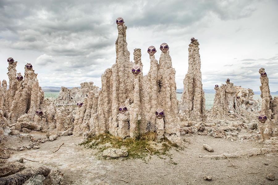 08-koepfe-auf-felsen