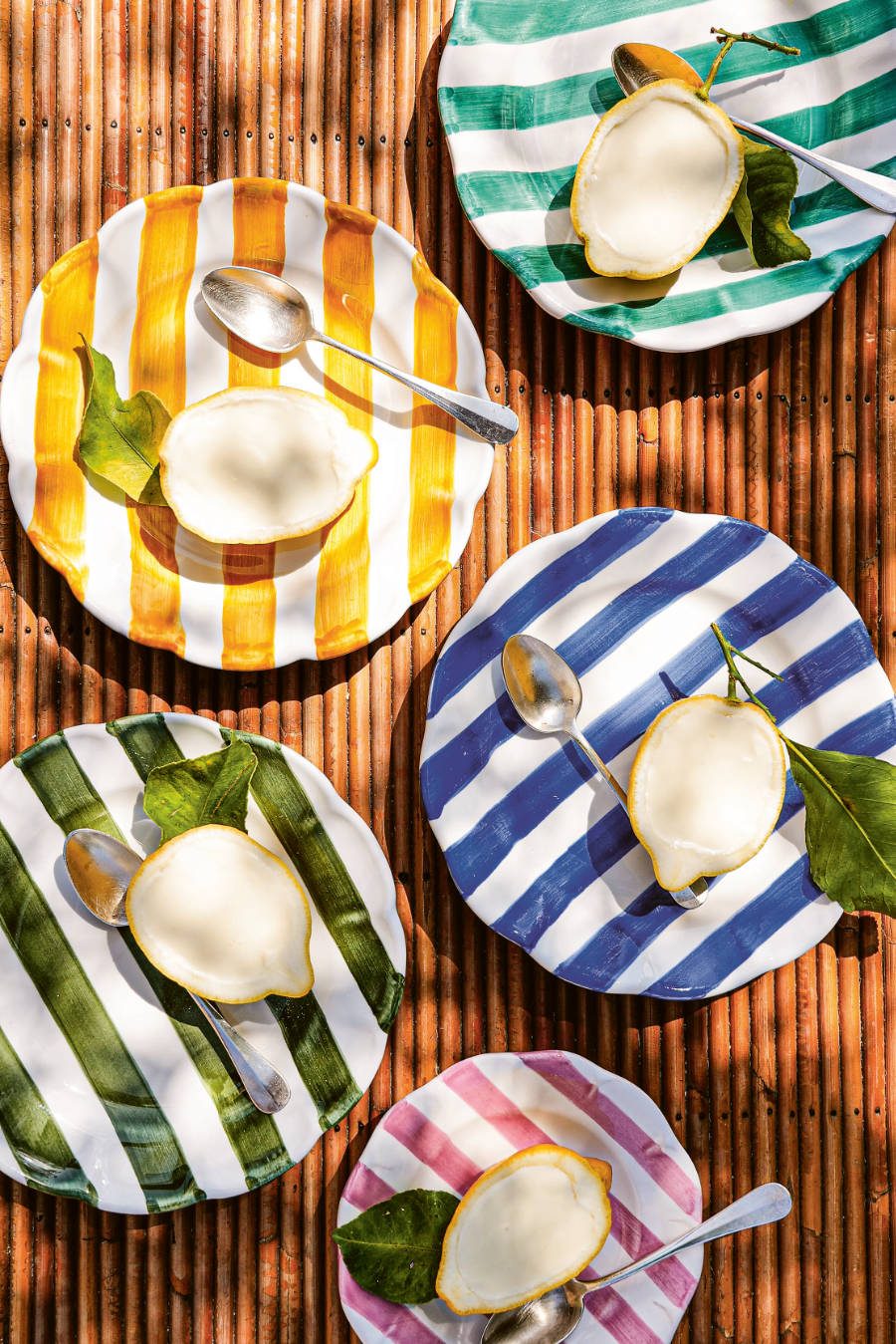 Bei diesem Dessert kommt die Britin durch: Letitias Lemon Posset-Schiffchen. Foto © Charlotte Bland/ZS Verlag