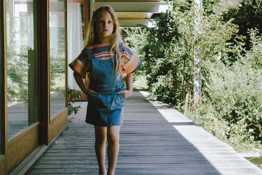 Looks für heiße Tage: das Denim-Latzkleid und die Streifenbluse, Mode, ganz im Sinne des "Californian Way of Style"