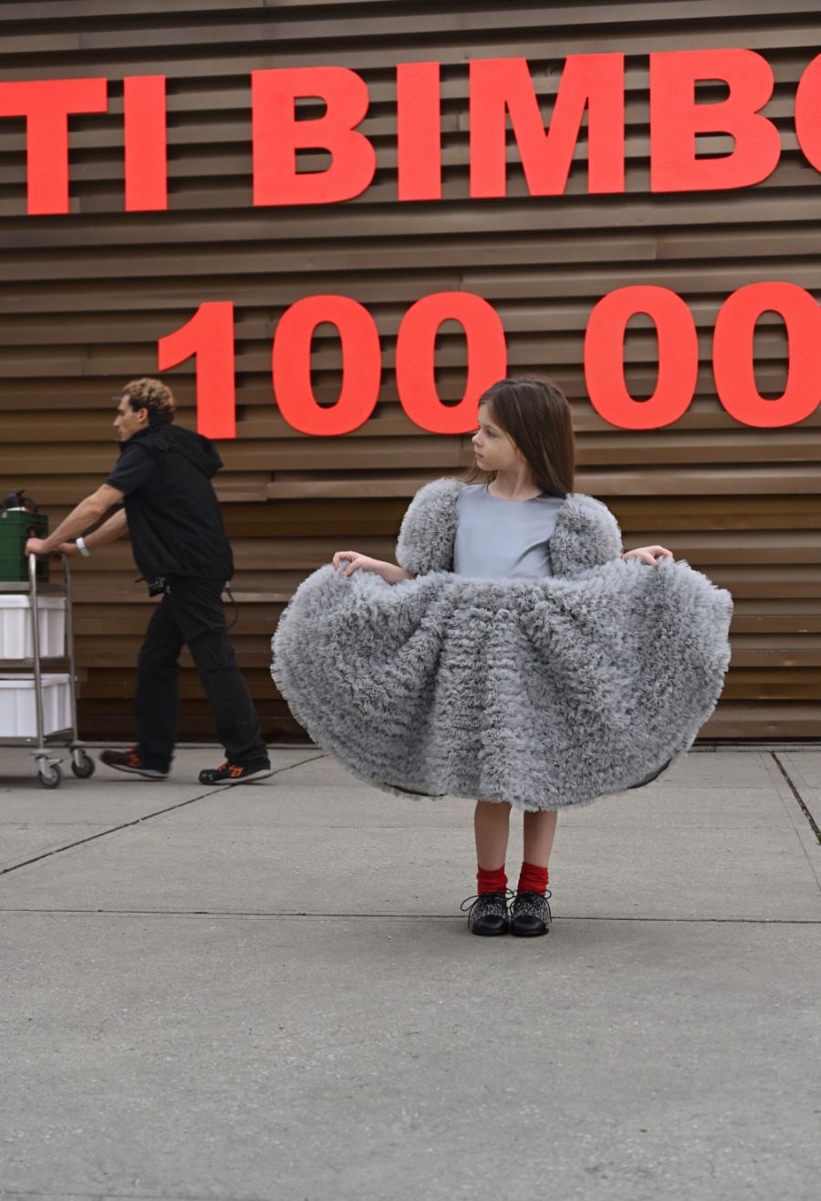 Accidentally Rei? Durch dieses Statement-Kleid von ETLIBERI schimmert die große japanische Meisterin © Valentyna Pugachova