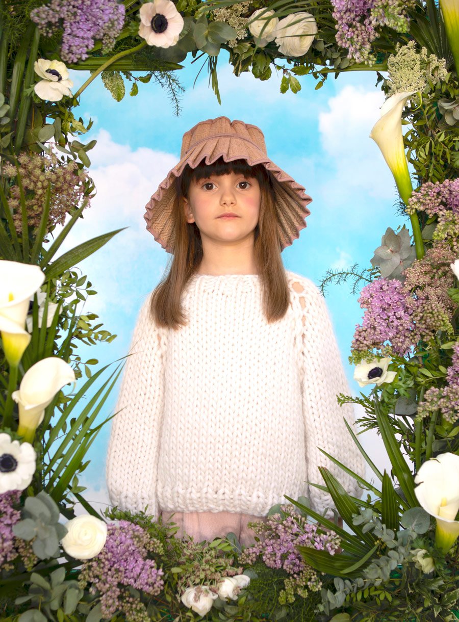 Outfits für den Frühling, mal "Regency": Anouk trägt einen Hut von LORNA MURRAY via Smallable, Pullover N°74, Hose MISHA & PUFF