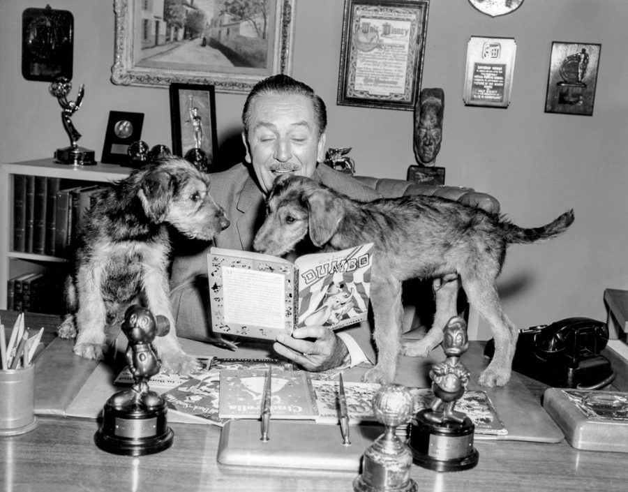 Walt Disney liest aus dem Little Golden Book “Dumbo” während einer Werbeaufnahme für „Lady and the Tramp“ © 2025 Disney Enterprises, Inc.